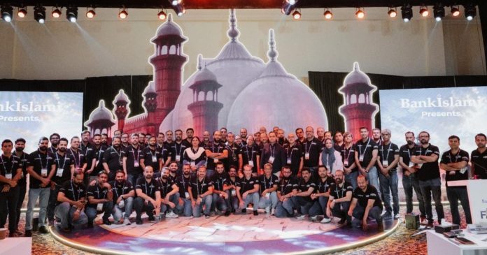 BankIslami recognizes top-performing employees with cars and incentives at the Maidan-e-Fateh event in Lahore.